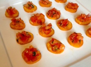 step5: 香烤麵包片上，放上步驟3的蕃茄。完成。
Che Buona！