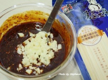 step2: 依序在調好的醬汁中加入蒜粒粉和蒜末