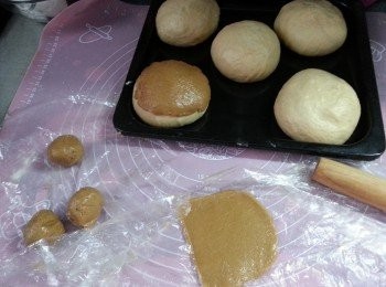 step10: 將以雪15分鐘的<span class="group_3">脆皮面料</span>平均分成5份,用保鮮紙裝好碌平,脆皮面輕手舖上<span class="group_2">麵團</span>上