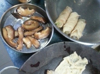 step8: 用一條竹笙舖平,放入一隻蝦,冬菇將蝦卷起