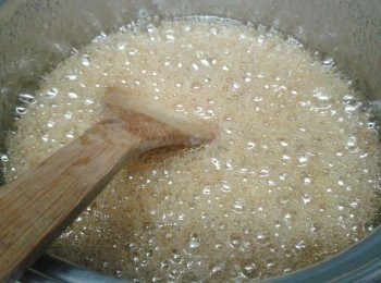 step2: 用一個鍋，放入砂糖，蜜糖，水，糖漿拌勻，用中火煮至有煙，再煮四分鐘，不停攪拌