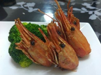 step10: 蝦頭本身帶微鹹及鮮味， 無需另加調味.   -------緊記蝦後要最後才炸， 人因炸蝦頭時蝦膏會流出， 油會變得濁些， 如再炸其他<span class="group_1">食材</span>會影響賣相。
