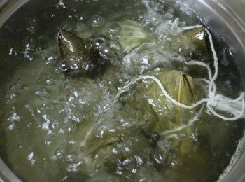 step11: 燒一鍋水，待水滾後放入粽子，確保水能蓋過粽子，悶煮約40mins~1hr.就可取出晾乾。