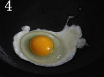 step4: 打入一個雞蛋，不要翻動