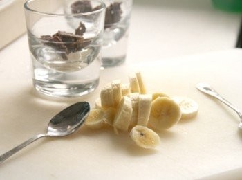 step4: 香蕉切圓片，杏仁片掰碎，取一玻璃杯將黑糖脆餅掰成小碎片放入杯底，放入香蕉片、蔓越莓乾，挖一球香草冰淇淋並灑上杏仁碎片與蔓越莓乾果放上黑糖脆片裝飾即完成。