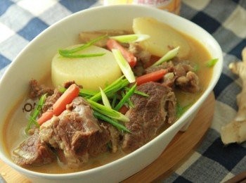 step5: 加入2大匙紹興酒，蓋上鍋蓋中小火燜煮約1.5小時至肉軟嫩至喜愛口感後放入白蘿蔔塊、小紅蘿蔔再次燜煮至蘿蔔熟後，將另一半份豆腐乳與紹興酒倒入拌勻，大火煮滾後依喜愛增減醬油鹽味，即完成。