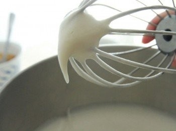 step3: 蛋白打至粗泡泡時倒入1半份量的糖與檸檬汁，接著再繼續打至細泡泡時再繼續打發蛋白至小彎勾狀即可。