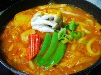 step6: 6.待步驟5接近熟透前再擺入預搭配蔬菜並灑上蒜綠即可