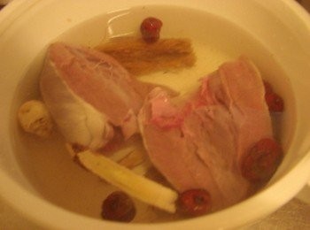 step3: 步驟3接著放入處理乾淨的豬心和酌量的水