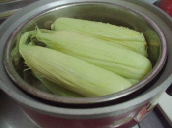 step3: 電鍋放米杯水一杯ˊ然後將處理好的內鍋及食材擺入ˊ 蓋上鍋蓋ˊ電源彈起ˊ略悶一下即可。