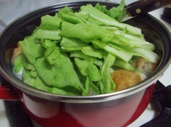 step4: 最後加入<span class="group_2">調味</span>ˊ擺入茼蒿菜就能熄火囉~