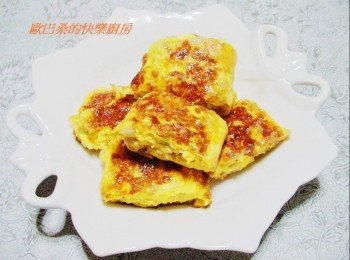 step5: 步驟5然後用中小火慢慢煎香ˊ當蛋大至完全熟透時ˊ 再用鍋鏟慢慢捲起ˊ並切段即可