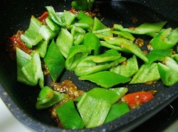 step4: 步驟4接著加入青椒略為拌炒
