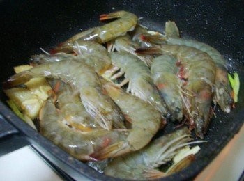 step5: 接著加入處理好的蝦子ˊ拌炒至蝦身變色ˊ約2分鐘