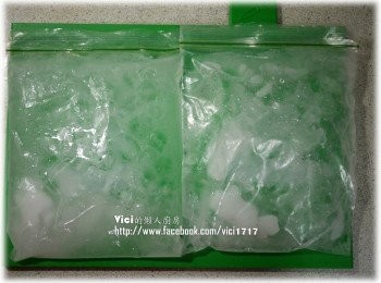 step3: 把冰塊分別裝入二個密封袋裡，空氣盡量排出後，密封住。此為冰淇淋<span class="group_2">製冰器</span>