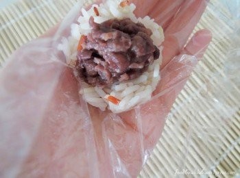 step6: 取一些糙米饭，放上适量的红豆陷。（这食谱我换成糙米）