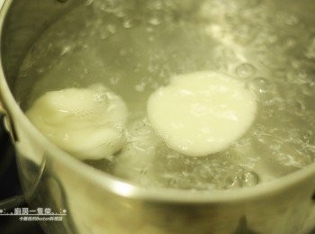 step2: 揉好的糯米糰捏出約1/5大小的部分，稍微壓扁，煮一鍋滾水，把這1/5大小的糯米團丟入水中，煮至浮起撈出，即完成所謂的「粄媽」。