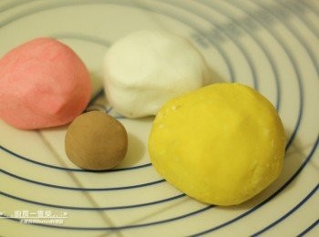 step4: 【咖啡色糯米糰】依製作白色糯米糰的步驟再捏製一份，完成後，其中1/5部分另外分出，加入1/2小匙的可可粉、水適量、糯米粉適量，搓揉成團，就完成咖啡色糯米糰(製作柴犬的眼睛、鼻子、嘴巴用)部分。