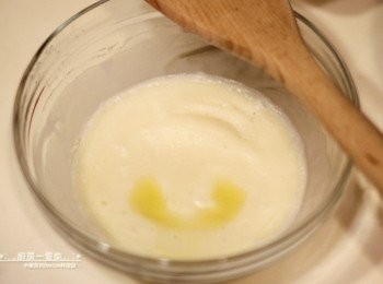 step2: 蓋上沾濕的廚房紙巾，送入微波爐加熱約2分鐘，呈現略透明、凝結成團後取出。