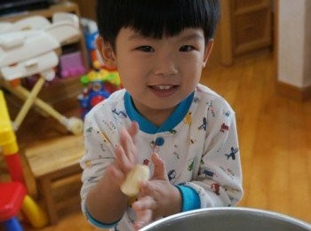 step8: 三十分鐘後，就可以拎出嚟搓成一粒粒嘅波波，當然依個程序又係仔仔幫手啦~