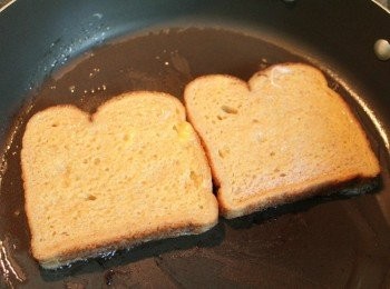 step3: 吐司沾裹<span class="group_2">蛋液</span>後 下鍋雙面煎熟