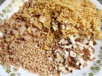 step1: <span class="group_2">加料麵包粉</span>: 全麥麵包粉, 玉米脆片, 杏仁片, 白芝麻