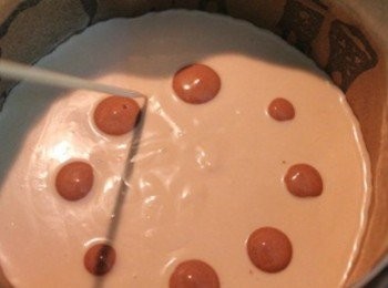 step6: 把巧克力乳酪糊用小湯匙畫點點在乳酪蛋糕表面, 再用牙籤從點點中間畫過, 就成為愛心拉花