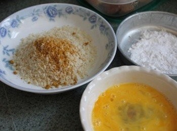 step2: 把醃好的雞柳"<span class="group_2">過三關</span>" (1)沾中筋麵粉 -->(2)沾全蛋液 -->(3)裹麵包粉 ** 麵包粉的部分, 我加了1/4小匙的咖哩粉. 可以增添香氣, 也能幫助烤的時候能漂亮的上色