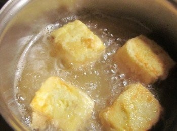 step3: 起一油鍋至油熱放入作法3,豆腐炸到金黃色即可撈出,食用時沾日式和風醬油,灑上葱花即可上桌.