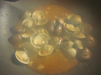 step3: 蛤蜊打開後加入可果美蕃茄火鍋高湯拌炒,加少許塩調味,起鍋灑上義大利綜合香料即可上桌