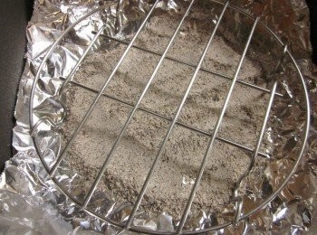 step3: 取一炒菜鍋,鋪上錫泊紙,剪開紅茶茶葉包和麵粉及黑糖混合放在錫泊紙上