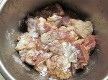 step3: 太白粉及地瓜粉混合,鴨肉沾粉待反潮