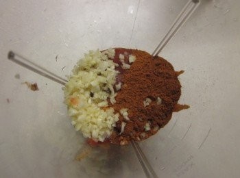 step1: 除了勾芡用的中粉和水之外,將所有材料通通丟進果汁機攪打至無顆粒