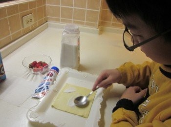 step2: 酥皮用叉子戳洞,兩面均勻的抺(撒)上細砂糖