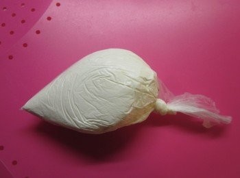 step5: 將作法4.放入塑膠袋中,剪一個小洞,待會準備擠鮮奶油用