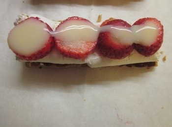 step8: 再擠上鷹牌煉奶壘在一起即可,頂部可灑一些糖粉做裝飾