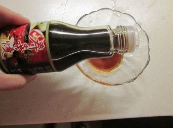 step3: 調醬汁:將糖1小匙.水1 大匙.榖盛壽喜燒1 大匙調成一碗