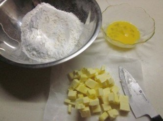 step1: 低粉.糖粉過篩,冰奶油切成小丁,將奶油以按壓方式和低粉.糖粉和勻