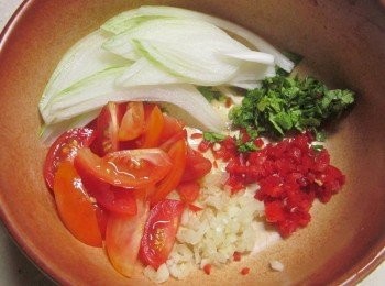 step4: <span class="group_2">配料1</span>切絲.<span class="group_3">配料2</span>大蒜.辣椒切末.