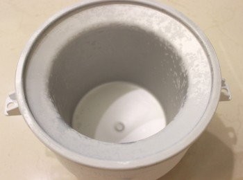step1: 冰淇淋機的內膽放入冰箱冷凍。依照不同品牌，要求時間不同。最好超過1天最保險。