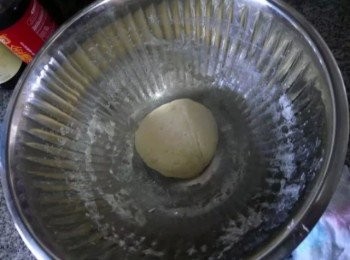 step1: 先將麵粉倒入較深既容器並著少倒入水用手搓合混成粉團後用濕布蓋住待自行發酵15-30分鐘