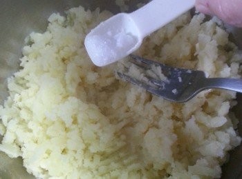 step2: 將薯仔去皮壓溶,加1茶匙鹽拌勻
