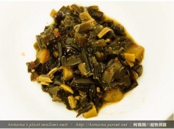 step3: 青檸酸辣黑菇醬自玻璃罐倒出後，用菜刀剁成適當大小。