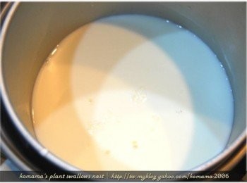 step3: 將鮮奶倒入至生米中，稍微攪拌均勻後，再靜置30分鍾。