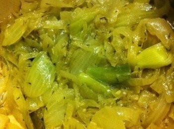 step2: 加入糖炒到洋蔥呈現焦黃色 (大概炒個25分鐘)