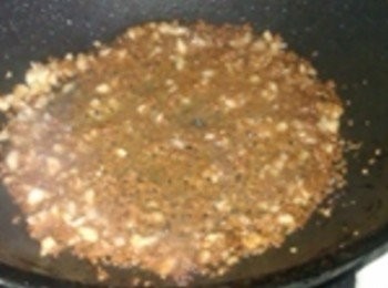 step4: 另外留一些熱油，將蒜末及豆酥加一點點水下鍋慢火煸到焦黃