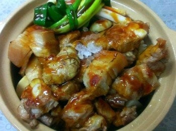 step5: 綠竹筍去皮~切滾刀塊先放進砂鍋裡~放煎過的五花肉~放葱薑蒜~加蠔油三大匙~米酒一大匙~水二大匙 ~淹到肉的八分滿就可以了~少許的冰糖~冰糖一點點就好囉~大火煮滾中小火悶40~連分鐘~ ( ps : 鹹度由個人喜愛~中小火持續滾的湯汁比較綢~小火慢燉湯頭比較清~看個人喜愛什麼樣的口味囉~)
