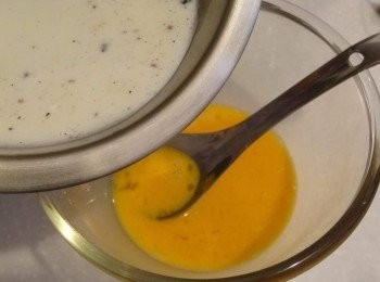 step4: 將步驟三的鮮奶液沖入步驟二的雞蛋中，此時請持續攪拌雞蛋，讓兩者充分混合。