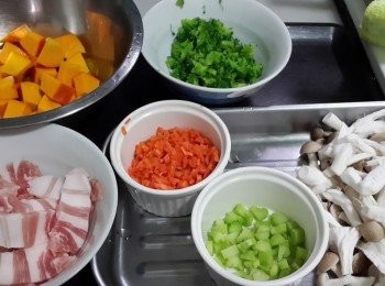 step1: 此次使用電子鍋作炊飯.青花菜先燙熟(梗切粗末.花切細末.分開擺).帶皮南瓜(綠皮.黃皮皆可.不要切太小塊) 味噌可用1大匙水先調開.調勻備用