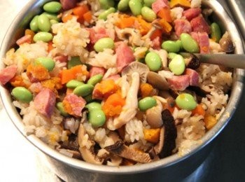 step2: 米洗淨放入蒸鍋內，將歩驟一的香菇昆布汁取1.5杯量米杯的量和所有<span class="group_2">調味料</span>倒入米中，再均勻擺上所有材料(除了青豆之外)後放入電蒸鍋蒸50分鐘即完成